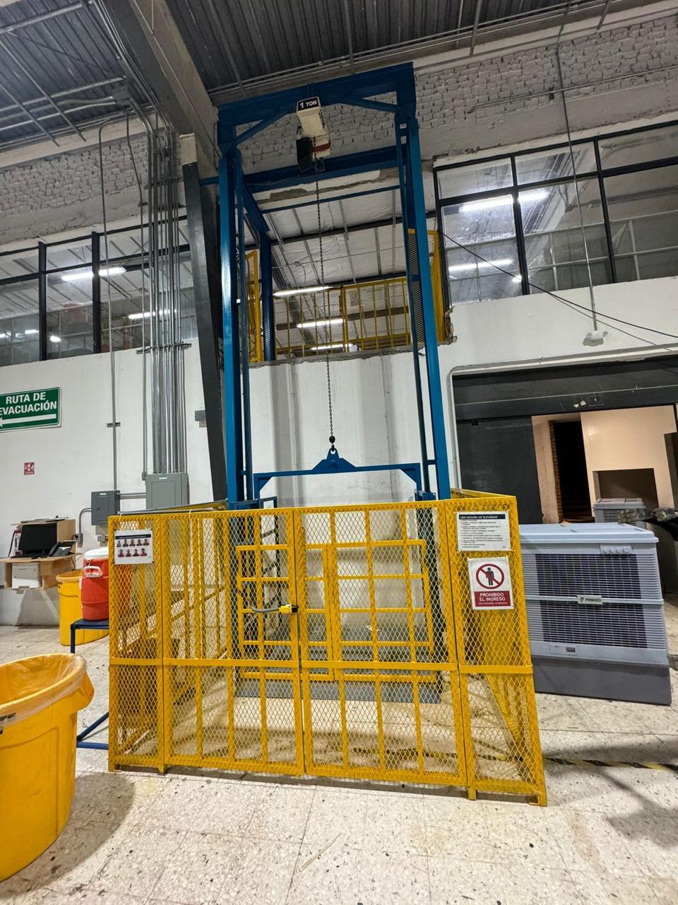 Fabricación y automatización de elevador de carga con sistema de interlock y capacidad de carga de 1 tonelada