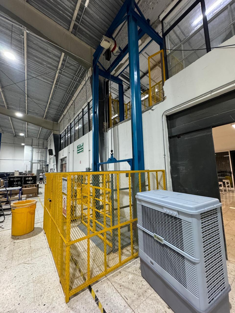 Fabricación y automatización de elevador de carga con sistema de interlock y capacidad de carga de 1 tonelada